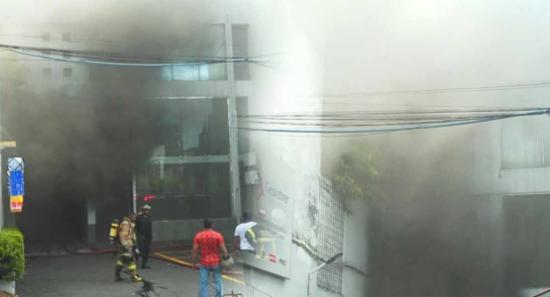 කොළඹ වොක්ෂෝල් වීදියේ ගොඩනැගිලි දෙකක ගින්නක්...
